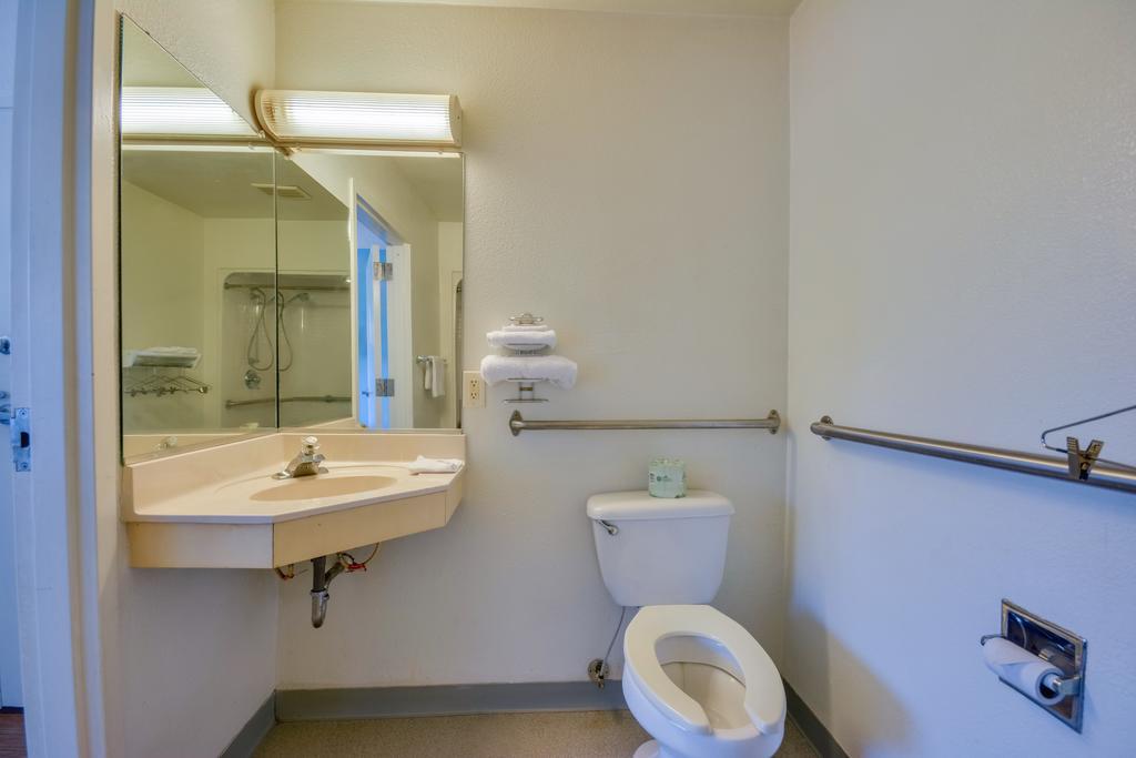 Rodeway Inn Tillmans Corner Dış mekan fotoğraf